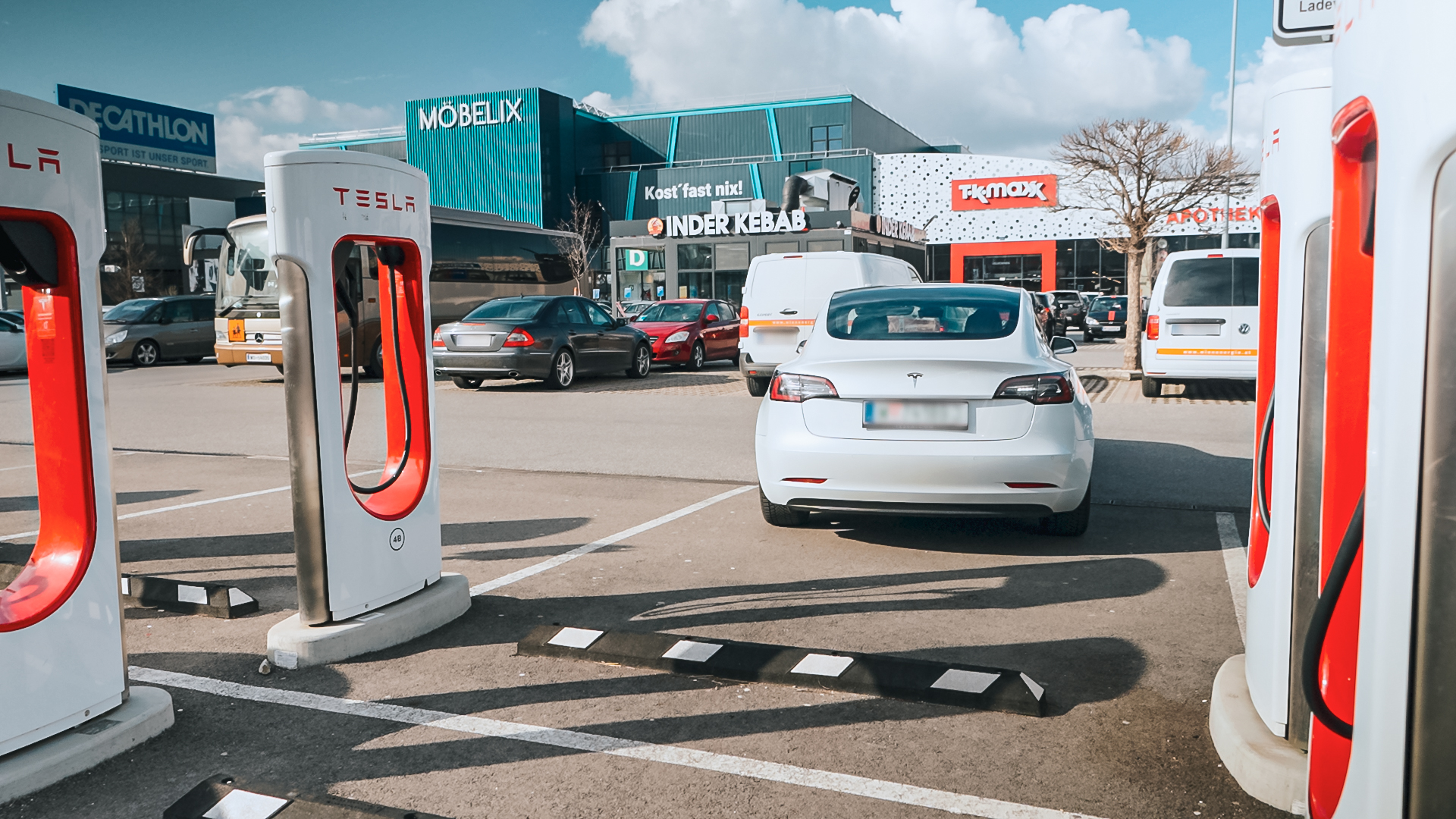 Tesla wird rückwärts bei Ladestation eingeparkt