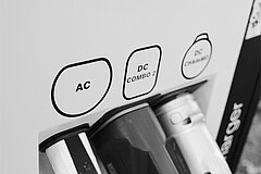 Laddstation för elbilar med AC- och DC-kontakter