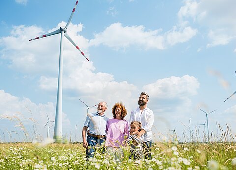 Familie vor Windräder Familie vor Windräder