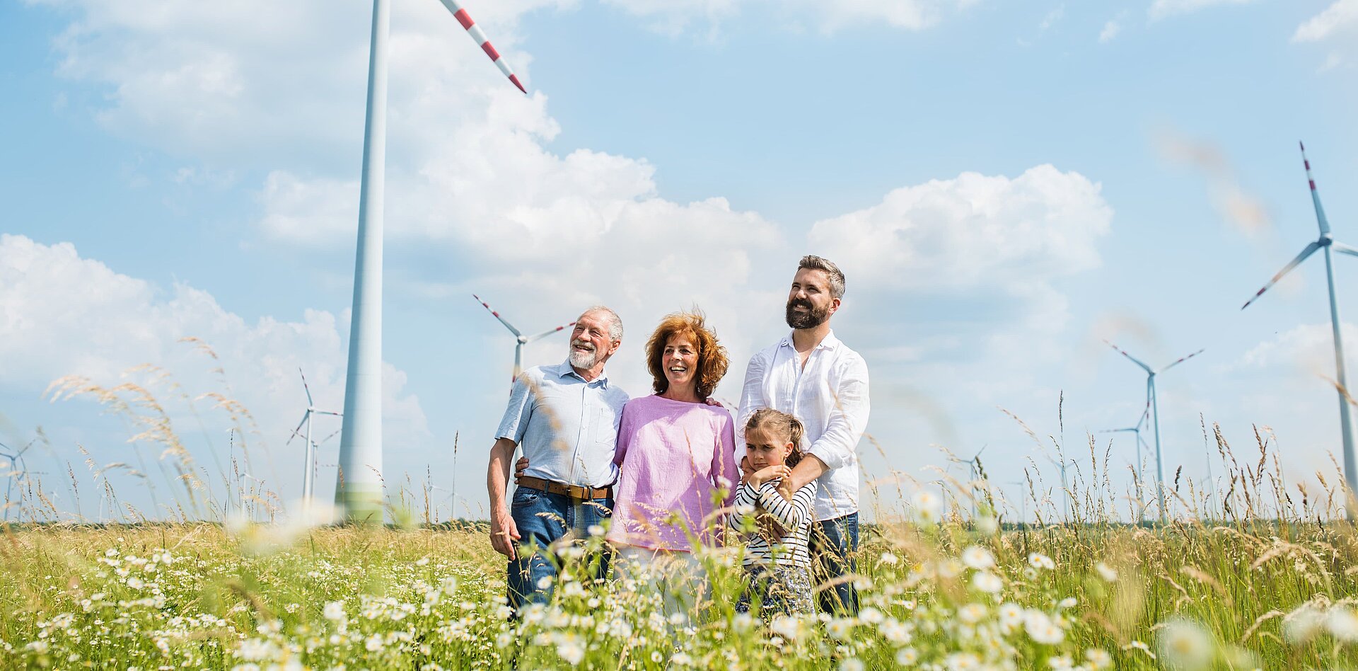 Familie vor Windräder
