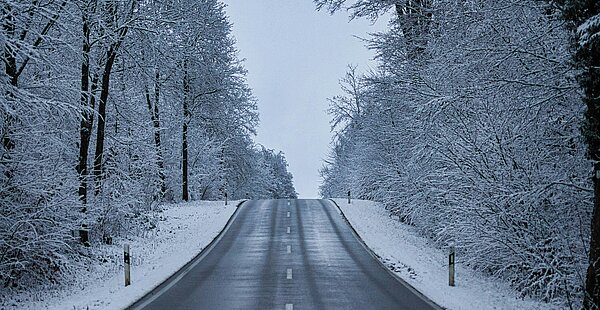 Straße im Winter mit Schnee