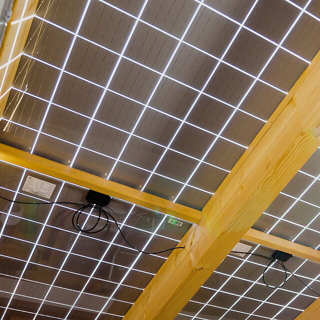 PV-Panele am Dach der Garage
