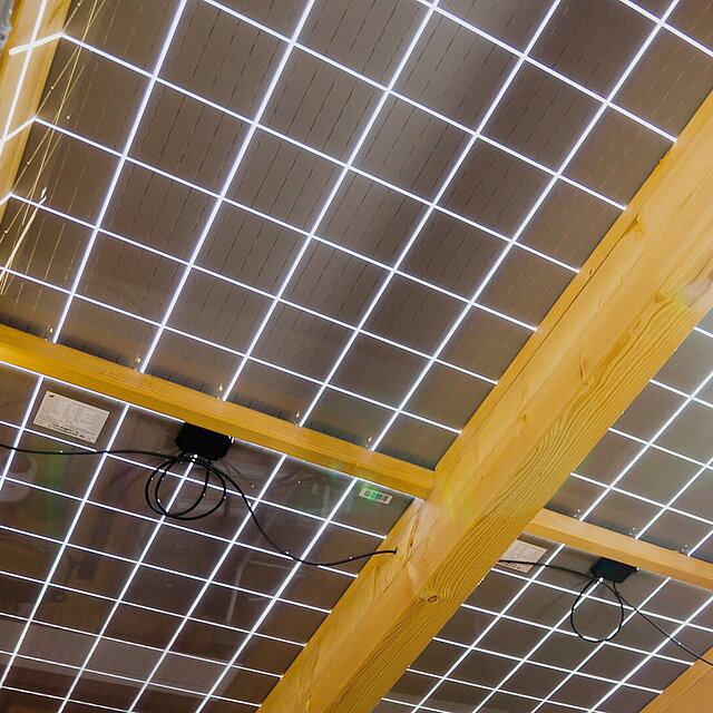 PV-Panele am Dach der Garage