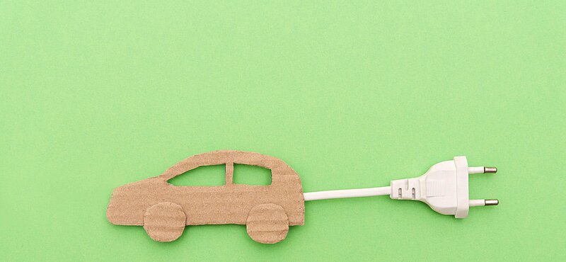 Karton E-Auto mit Stecker