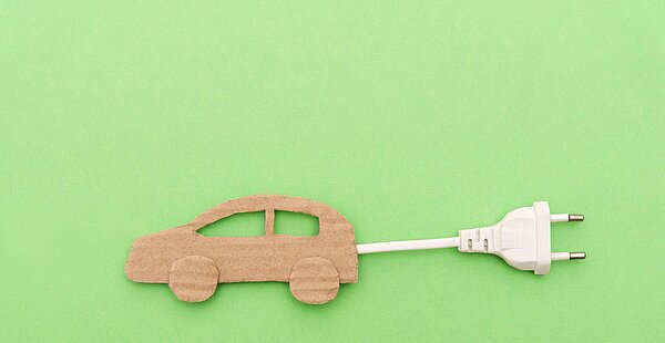Karton E-Auto mit Stecker