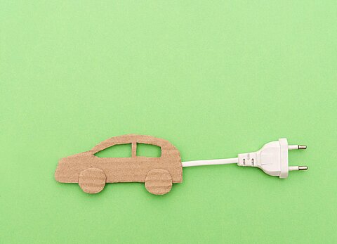 Karton E-Auto mit Stecker