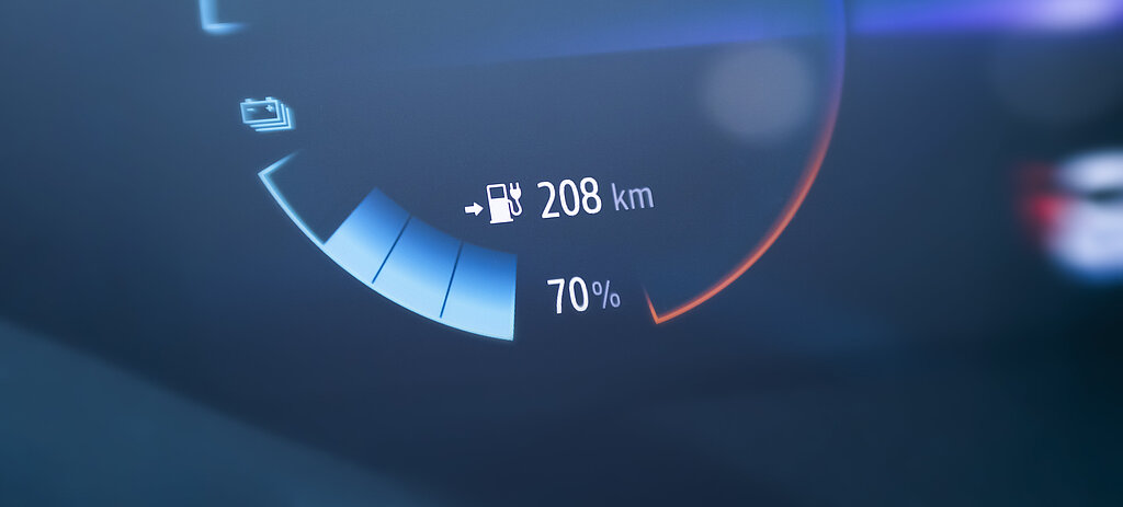 Elektroauto-Anzeige: 208 km Reichweite, 70% Ladung, Batteriestatus