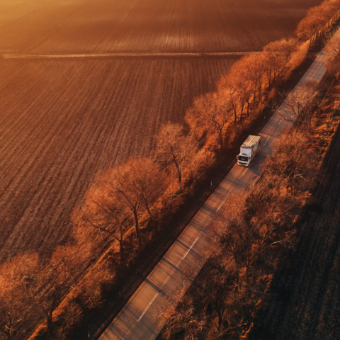 LKW fahren bei Sonnenuntergang