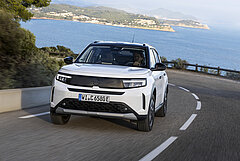 Opel Frontera auf Straße