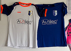 Trikots des FC Yutz mit dem Logo von Aunilec, Sponsor des lokalen Fußballvereins