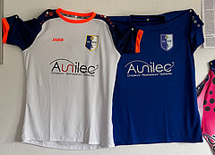 Maillots du FC Yutz avec le logo d'Aunilec, sponsor du club de football local