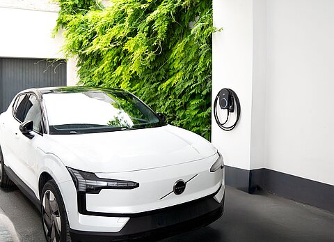 Elektroauto in Garage.