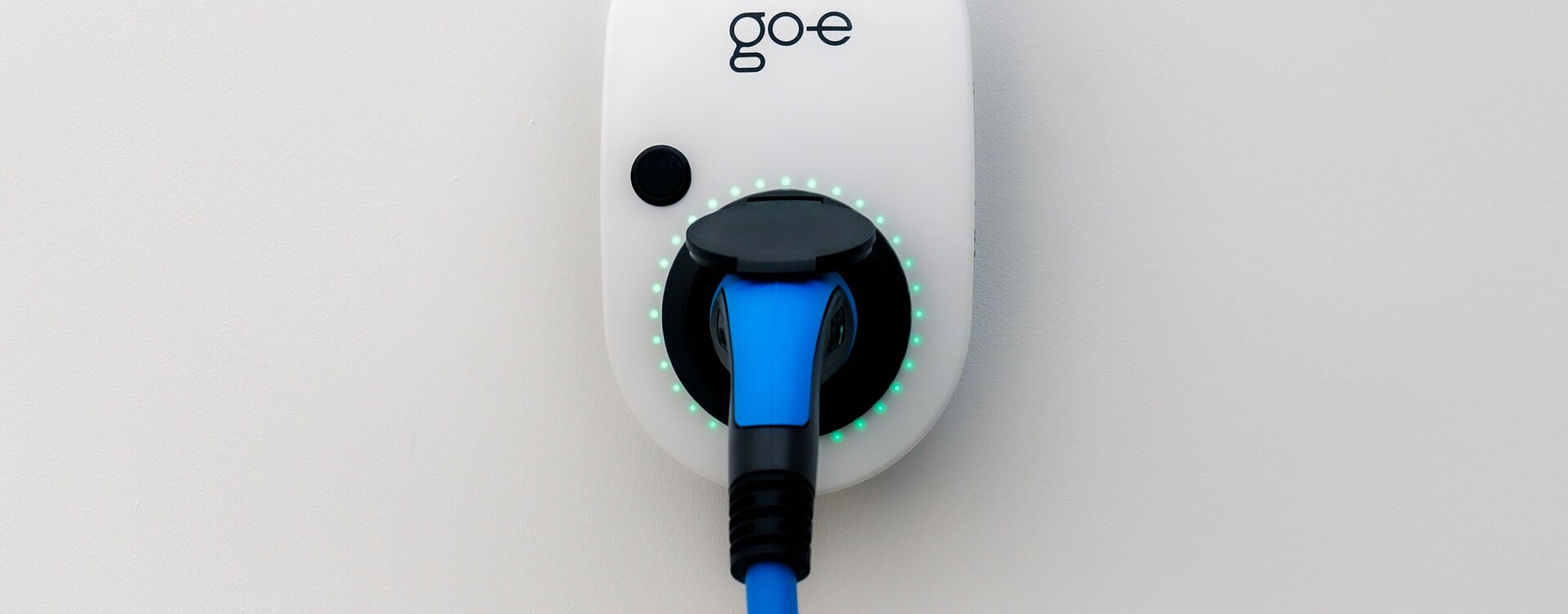 go-e Charger leds glow green