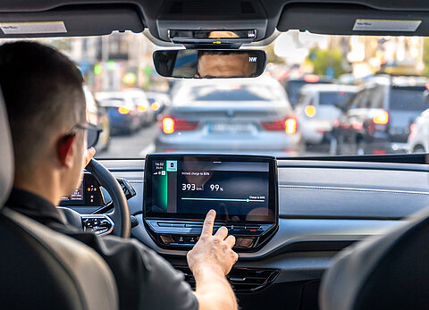 Reichweite und Batteriestand eines E-Autos