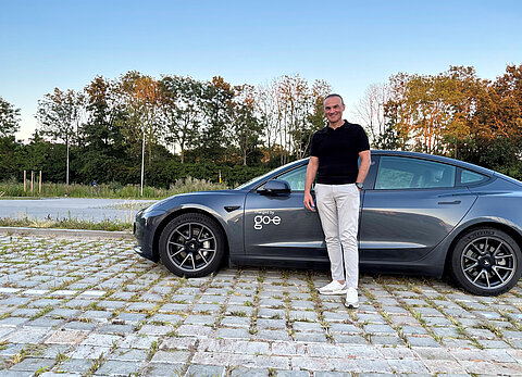 Taner Celik voor een Tesla