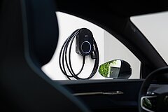 go-e Charger CORE mit aufgewickeltem Ladekabel an der Wand, Blick aus dem E-Auto