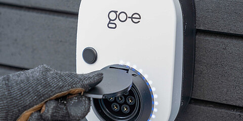 go-e Charger Kabel wird eingesteckt